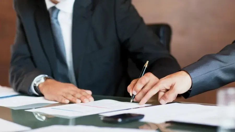 Hogyan kell formázni egy üzleti levelet két aláírással?