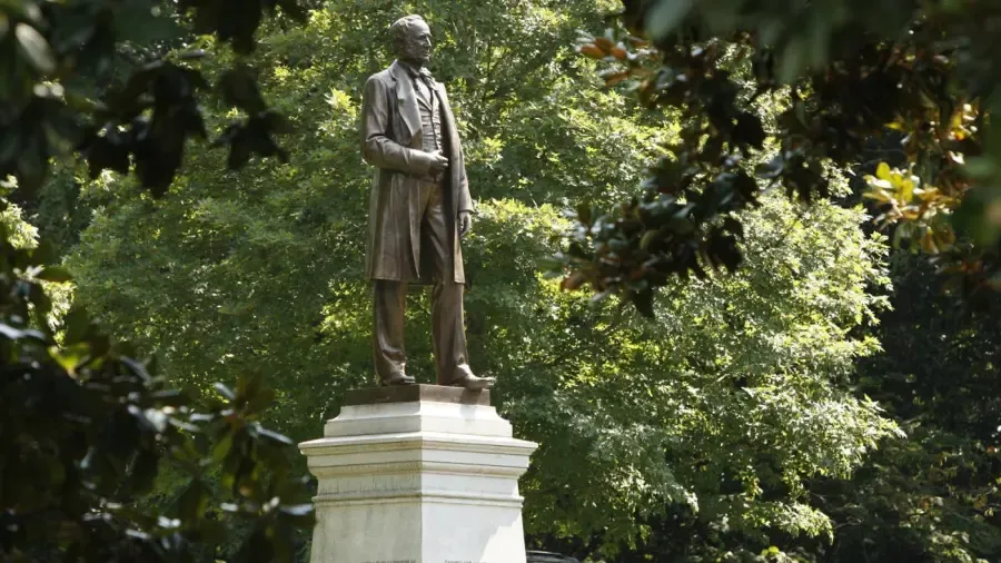 코넬리우스 밴더빌트는 직원들을 어떻게 대했습니까?