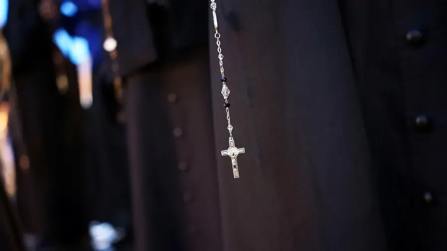 フライシュマン司祭とは誰ですか?