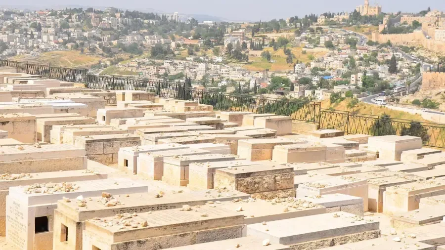 유대인들은 서서 묻혀있나요?