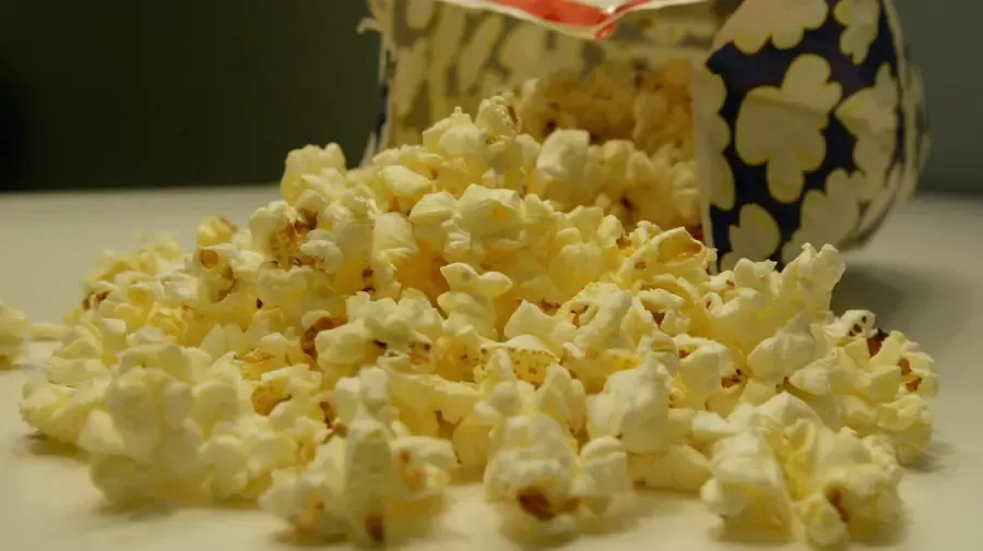 Hány csésze pattogatott kukorica van egy mikrohullámú sütőben?