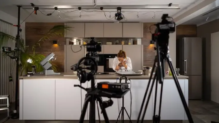 Hoe vind je namen van acteurs in tv-commercials?