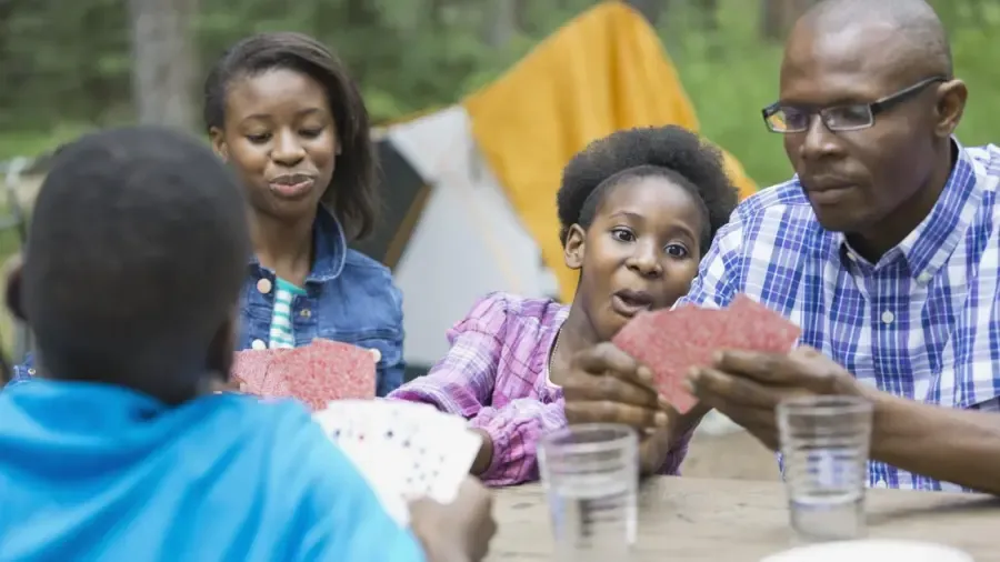 カードゲーム 2500 はどのようにプレイされますか?