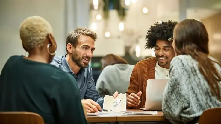 Quels sont les exemples de groupes formels et informels ?