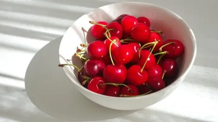 Cosa simboleggiano le ciliegie nell'arte e nella letteratura?