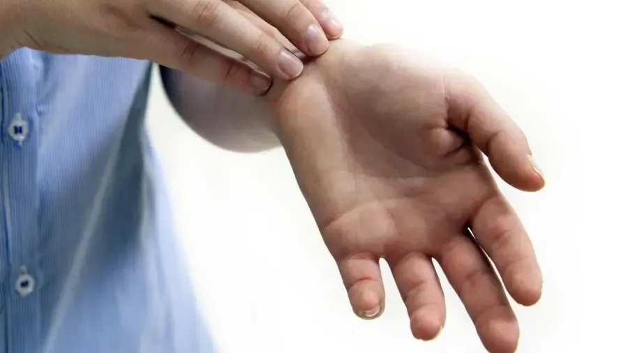 Hva betyr det når venstre hånd klør?