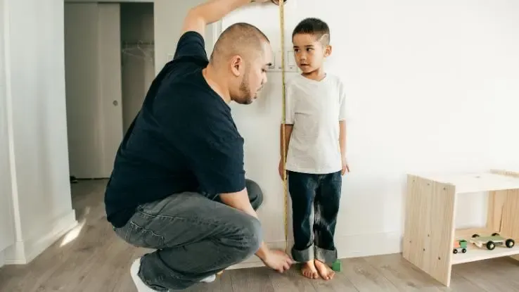 Quanto sono alti 60 pollici in piedi?